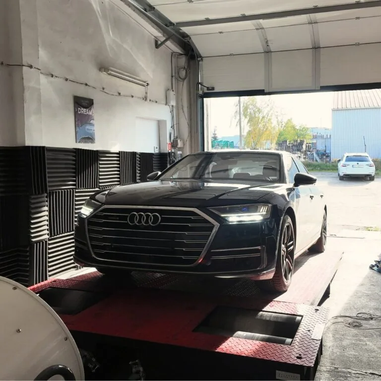 Samochód ustawiony na hamowni podwoziowej w warsztacie Tuning Factory