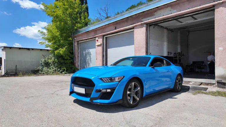 Ford Mustang na placu przed Tuning Factory